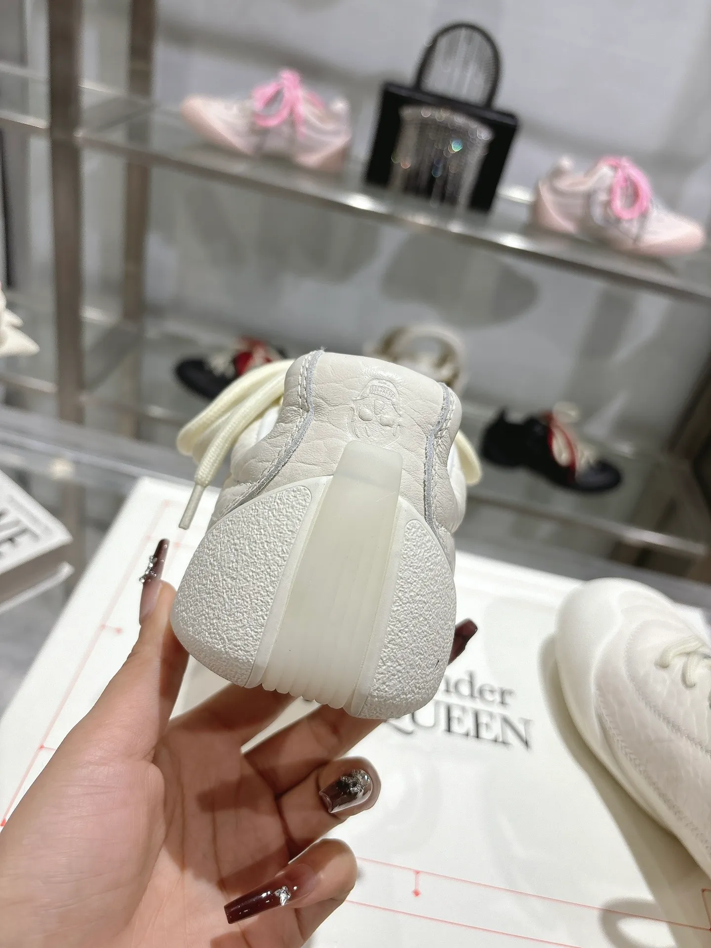 p580💰Couple model 𝐀𝐥𝐞𝐱𝐚𝐧𝐝𝐞𝐫 𝐌𝐜𝐐𝐮𝐞𝐞𝐧#/Alexander McQueen’s latest Flexion series, retro, casual, sneakers, original purchase, development, production, this Flexion Off Low-top sneakers in white grained leather with varying sized laces and an anatomically inspired lightweight segmented sole. The reverse skull pattern is embossed on the heel. Fabric: Original customized imported first-layer cowhide. Lining: Customized imported breathable mesh lining. Sole: Original open-molded non-slip TPU material. Bottom thickness: 2CM. Size: #Female size 35-40 (40 customized, non-refundable) #Men’s code 39-45 (45 customized, non-refundable)